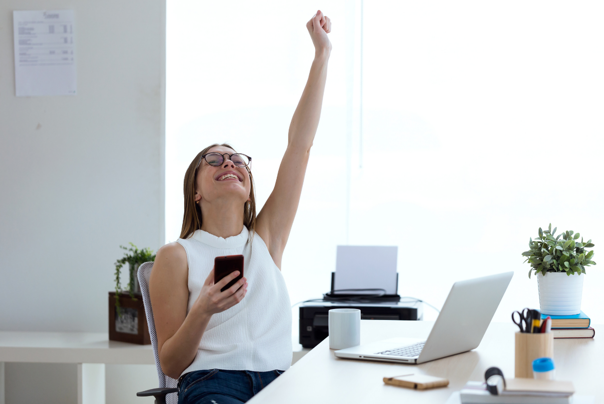 woman celebrating her MCAT score